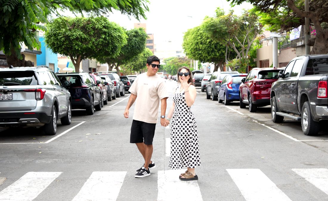 Giane y Diego cruzando la calle de la mano